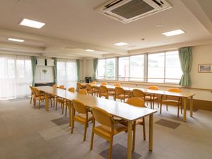 明るい食堂の空間