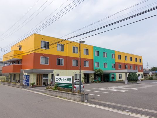 カラフルな外観の建物