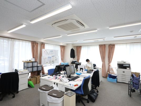 スタッフが働く事務室