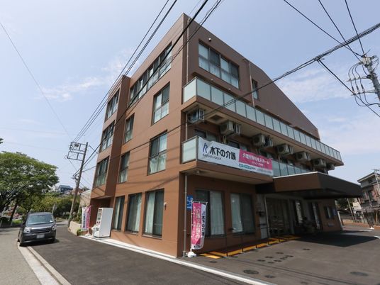 現代的な外観の建物