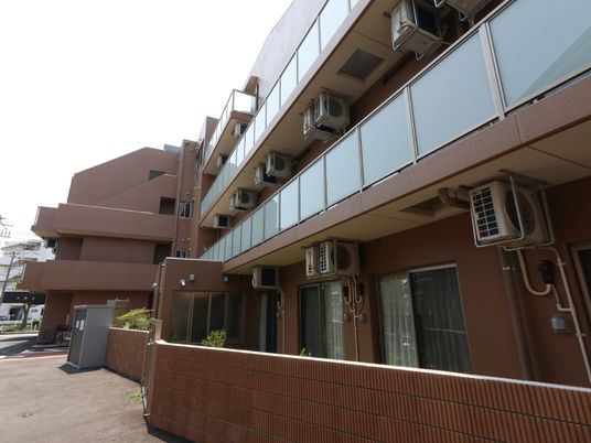 茶色の建物の外観