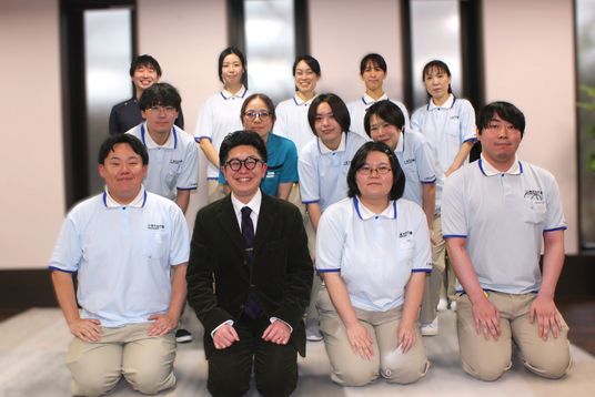 笑顔のスタッフの集合写真