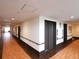 広々とした明るい廊下