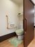 手すり付きのトイレ空間
