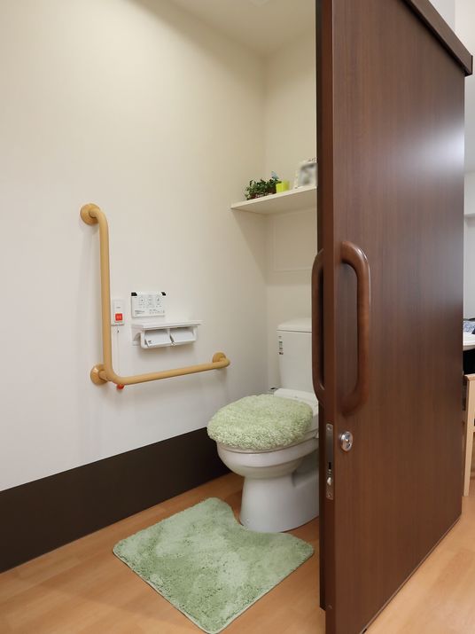 手すり付きのトイレ空間