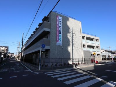 現代的な施設の外観