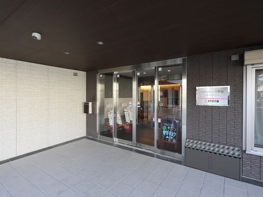 エントランスの清潔感ある外観