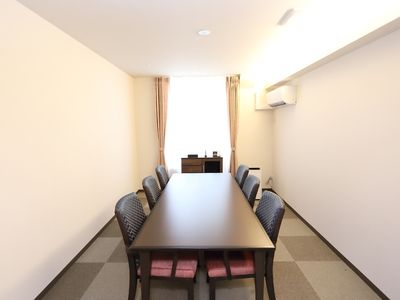 会議用のシンプルな部屋