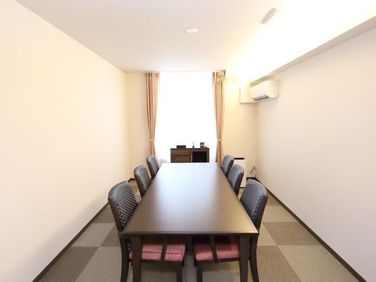 会議用のシンプルな部屋