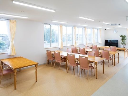 明るい共用ダイニングルーム