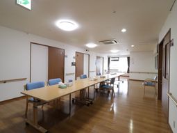 広々とした明るい廊下