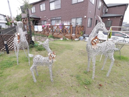 彫刻が飾られた中庭