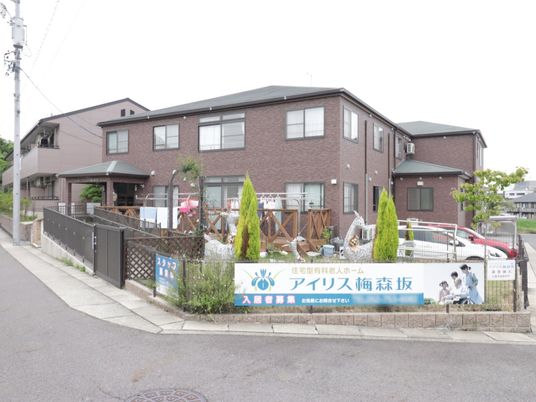 茶色の建物の外観