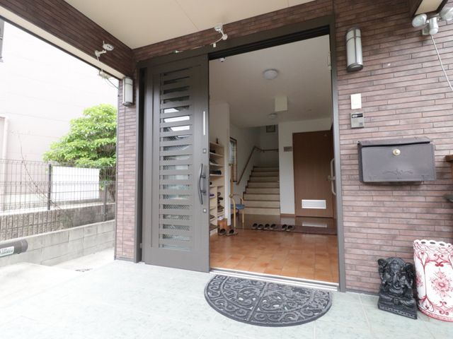 開放的なエントランス 玄関 ゆったりとしたエントランスは明るく、訪れる人を暖かく迎え入れます。玄関にはスリッパがきちんと揃えられ、整頓された環境が印象的です。