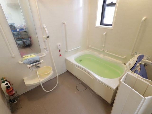 手すり付き浴室 浴室 安全に配慮された浴室は、手すりやシャワーシートが整っており、ご利用者の快適な入浴をサポートします。