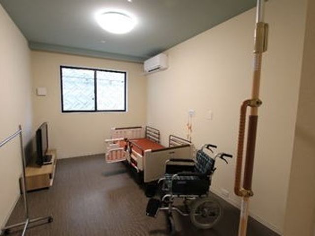 居心地の良い居室風景 居室 ゆったりとした居室には、車椅子とベッドが備わり、快適な日々を過ごせる環境が整っています。