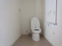シンプルなトイレの設備