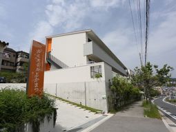 白い建物と緑の看板