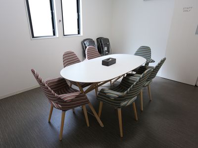 シンプルな会議室