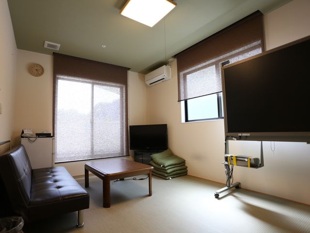 快適な居室の様子 談話室 広々として清潔感のある居室です。皆さまのゆったりとした生活が送れるよう配慮されています。