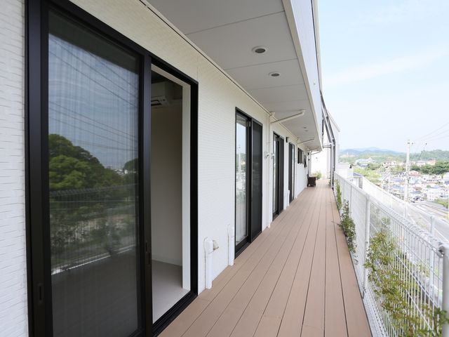 清潔感のある広いバルコニー テラス ゆったりとした空間のバルコニーです。爽やかな風を感じながら、穏やかな時間を過ごすことができます。