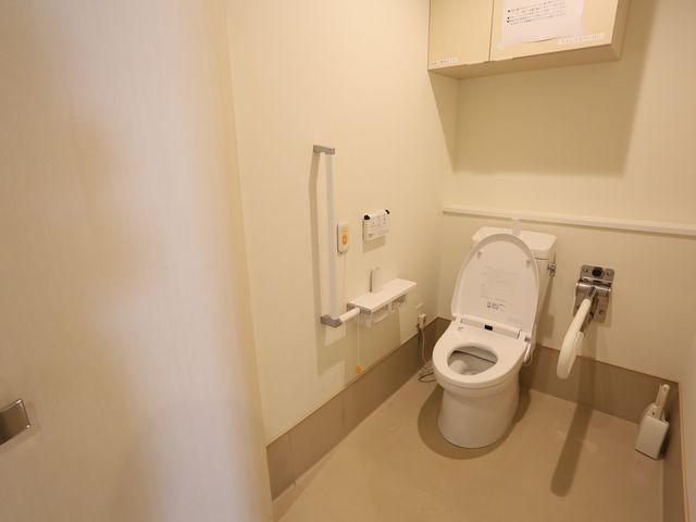 バリアフリートイレ トイレ 安全を考えた設計の清潔なトイレスペースです。手すりがついており、安心してご利用いただけます。