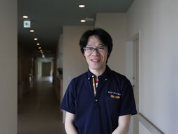 廊下でのスタッフの肖像