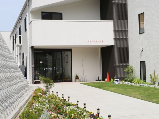 清潔な外観の建物 玄関 ゆとりある庭園と共に優雅な雰囲気を醸し出す建物のエントランスです。明るく開放的な空間で働ける環境があります。