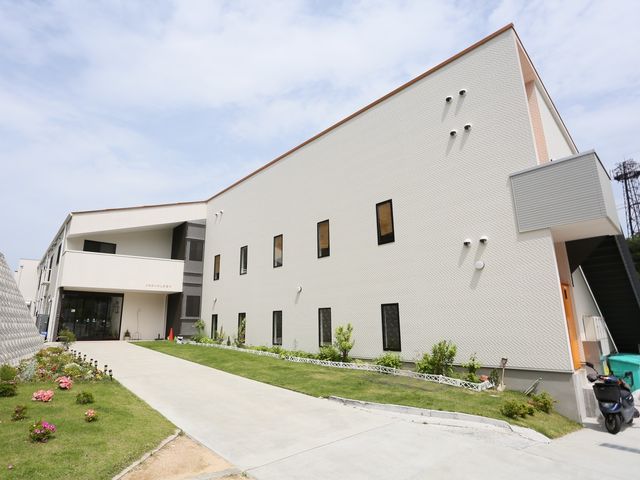 明るい外観の建物 外観 広々とした敷地に建つモダンな建物は、緑の植栽や清潔感のある外観が魅力です。職員や来訪者のための駐輪スペースも完備しております。