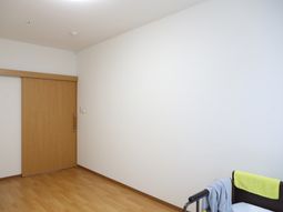 シンプルな洋室の一角
