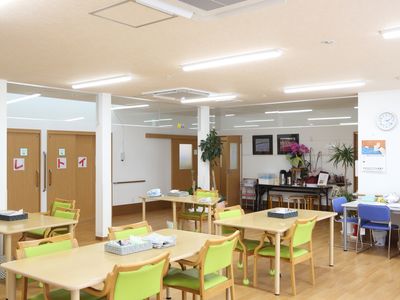 広々とした明るい食堂