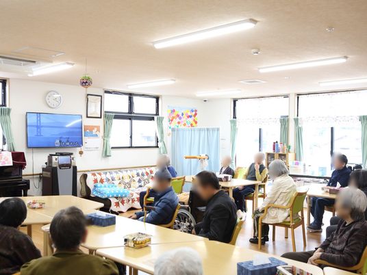 明るい共有スペースの様子