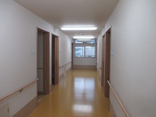明るく清潔な廊下