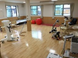 機能訓練器具のある部屋