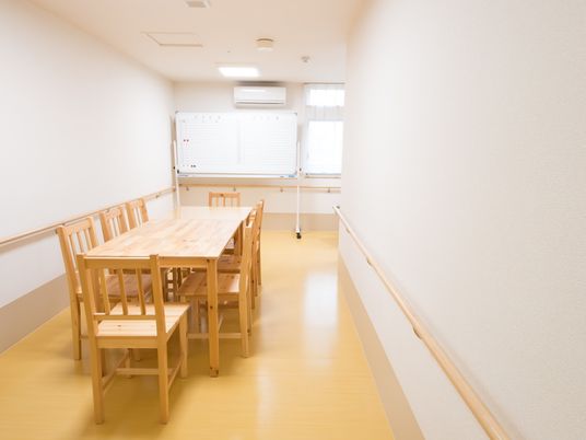 木製テーブルのある部屋