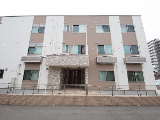 モダンな建物のエントランス