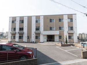 清潔感のある建物エントランス 