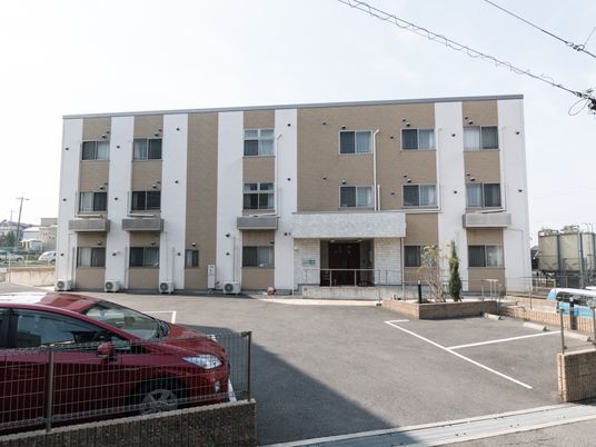 清潔感のある建物エントランス 
