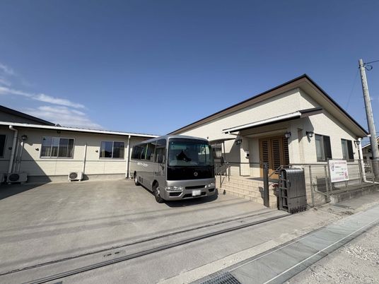 車がある建物の外観