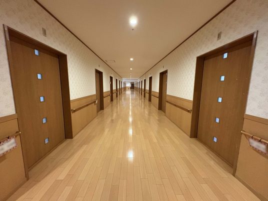 両側に扉のある廊下