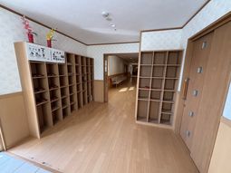 木目調の廊下