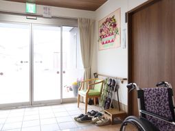 エントランスの椅子と車椅子