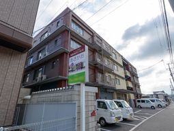 赤茶色の建物と看板