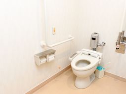 手すり付き清潔なトイレ