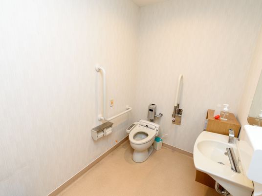 手すり付きのトイレ空間
