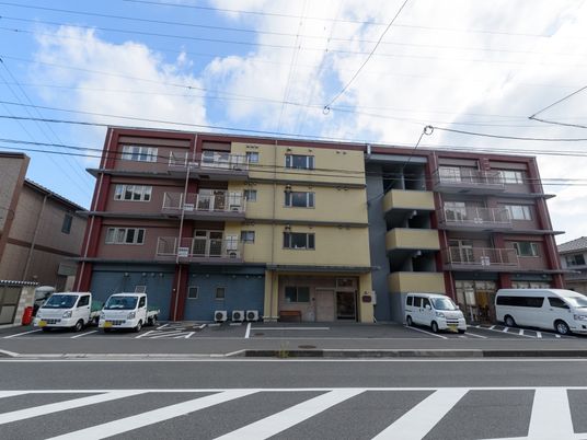 多色の外壁の建物外観