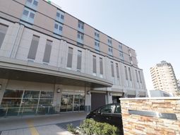 明るい外観の建物