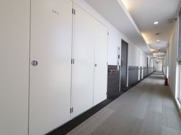 明るく清潔な廊下