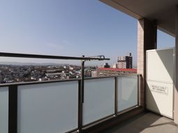 広々バルコニーと街の景観