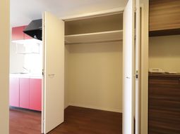 居室のクローゼットとキッチン